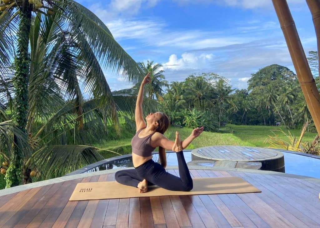 Yoga dan Meditasi di Tepi Tebing Uluwatu